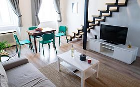 Studio Apartment Next To Famous Party House A38